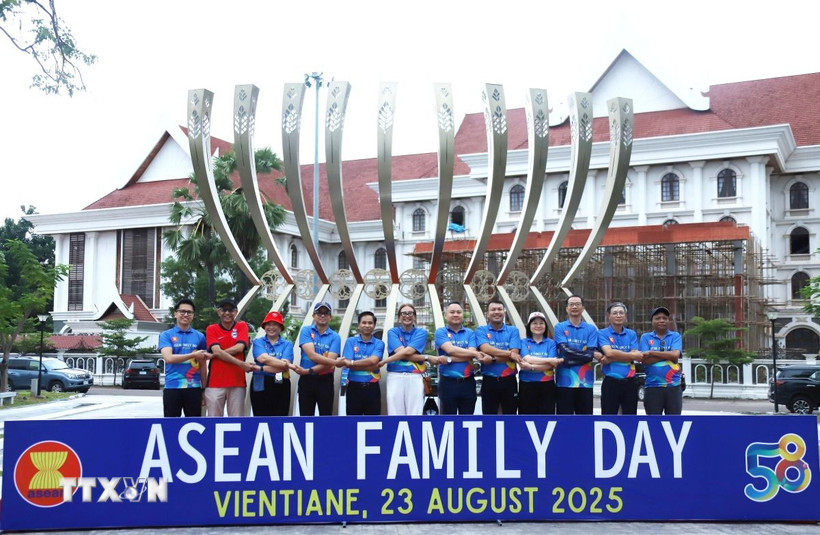 Đại diện Đại sứ quán các nước thành viên ASEAN tại Lào thể hiện sự đoàn kết. (Ảnh: Xuân Tú/TTXVN)