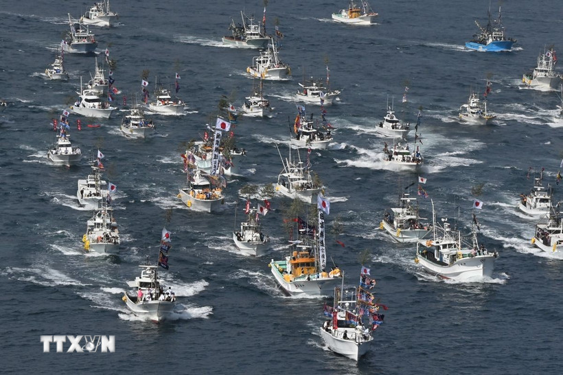 Tàu đánh cá diễu hành tại lễ hội cầu ngư ở ngoài khơi Munakata, tỉnh Fukuoka (Nhật Bản). (Ảnh: Kyodo/TTXVN)