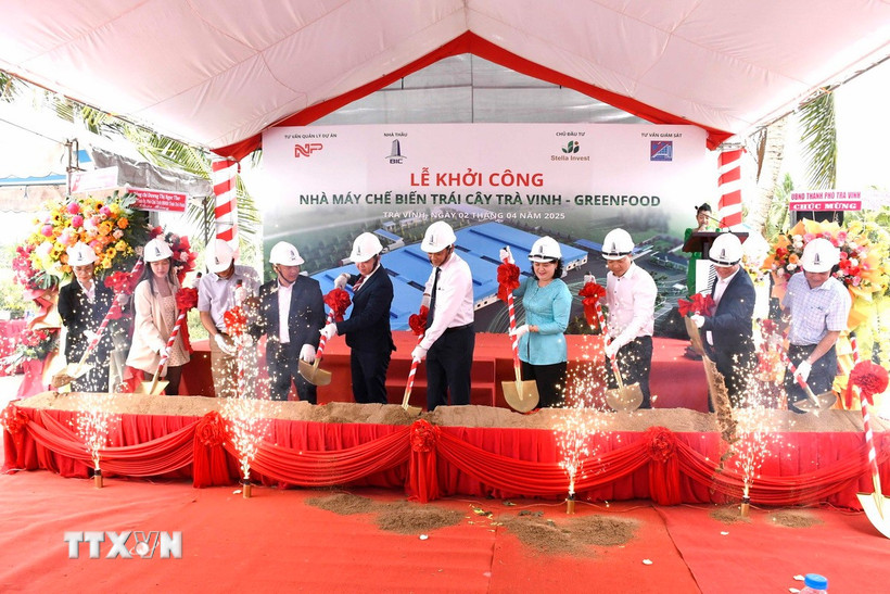 Đại biểu thực hiện nghi thức khởi công. (Ảnh: Thanh Hòa/TTXVN)