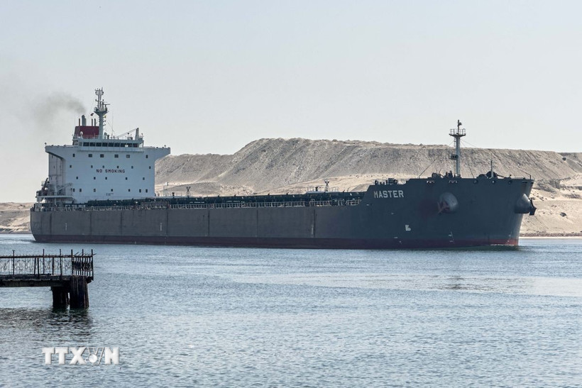 Tàu hàng di chuyển qua Kênh đào Suez ở tỉnh Ismailia, Ai Cập. (Ảnh: THX/TTXVN)
