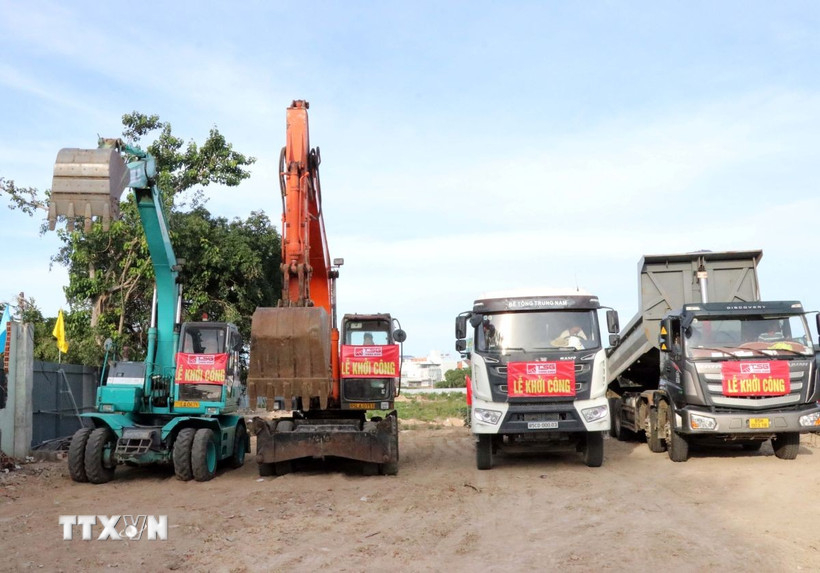 Dự án Khu đô thị mới bờ Sông Dinh tại thành phố Phan Rang-Tháp Chàm bắt đầu triển khai thi công. (Ảnh: Công Thử/TTXVN)