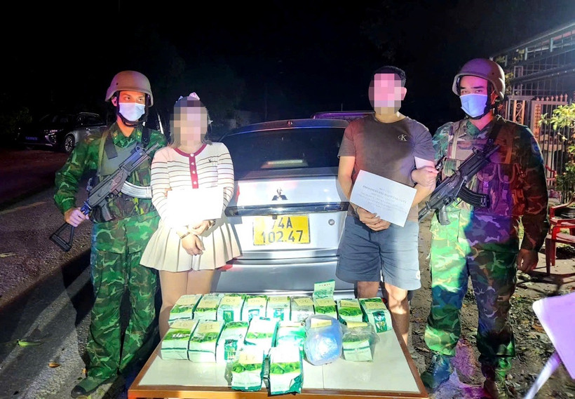 Hai đối tượng người Lào vận chuyển trái phép lượng lớn ma túy qua biên giới đã bị lực lượng Biên phòng và các đơn vị liên quan phối hợp bắt giữ. (Ảnh: TTXVN phát)