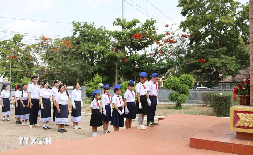 Học sinh trường Hữu nghị Lào-Việt Nam tỉnh Savannakhet dâng hoa tại Khu Di tích lịch sử Chủ tịch Hồ Chí Minh nhân kỷ niệm 135 năm Ngày sinh nhật Bác Hồ. (Ảnh: Xuân Tú/TTXVN) 