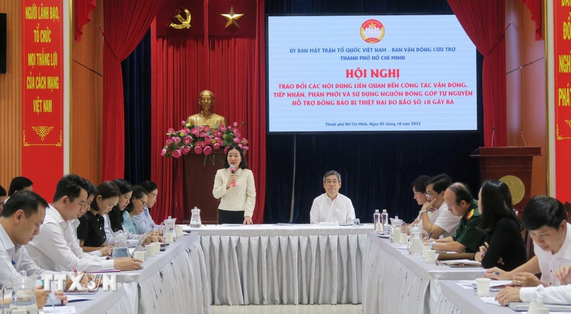 Bà Trương Thị Bích Hạnh, Phó Chủ tịch Thường trực Ủy ban Mặt trận Tổ quốc Việt Nam Thành phố Hồ Chí Minh trình bày kế hoạch hỗ trợ các địa phương bị ảnh hưởng bởi cơn bão số 10. (Ảnh: Đinh Hằng/TTXVN)