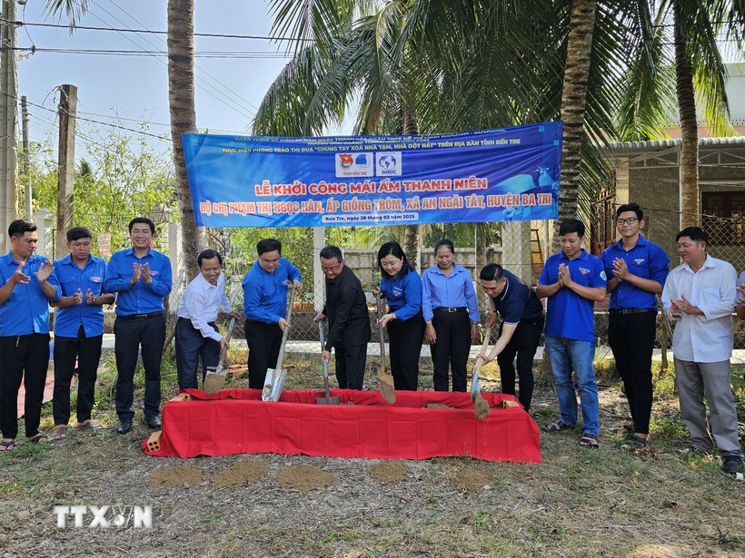 Lễ khởi công căn nhà "Mái ấm Thanh niên" cho hộ gia đình chị Phạm Thị Ngọc Hân (ngụ ấp Giồng Trôm, xã An Ngãi Tây, huyện Ba Tri, tỉnh Bến Tre), do Tỉnh đoàn Bến Tre vận động Viện Nghiên cứu thị trường - Truyền thông quốc tế IMRIC tài trợ. (Ảnh: Chương Đài/TTXVN)