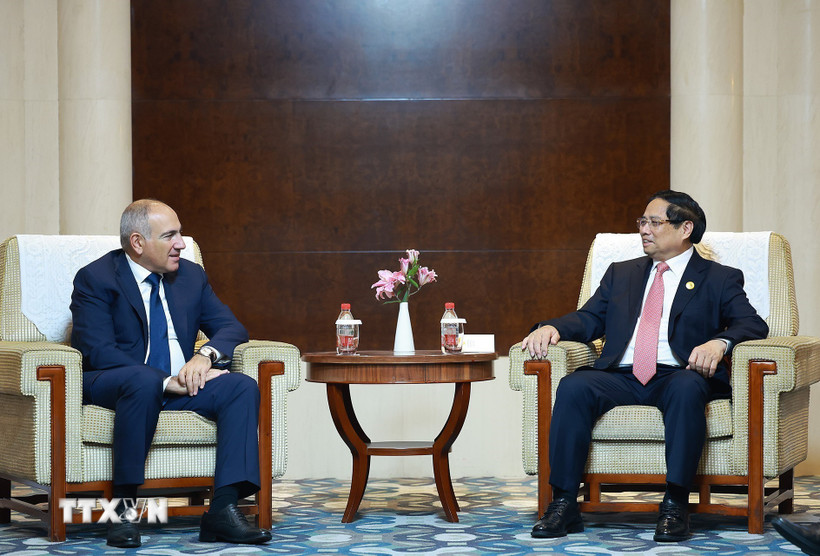 Thủ tướng Phạm Minh Chính gặp Thủ tướng Armenia Nikol Pashinyan. (Ảnh: Dương Giang/TTXVN)