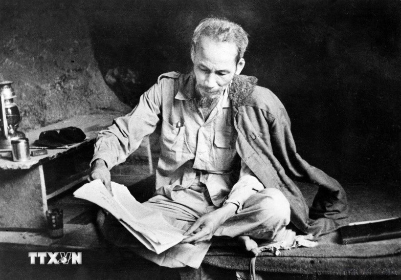 Chủ tịch Hồ Chí Minh là độc giả tích cực của báo chí trong nước và thế giới. Bác tự rèn mình một phong cách đọc báo đều đặn, nghiêm túc. Bác không hẹn tiếp khách vào đầu giờ làm việc hàng ngày, giờ đó việc đầu tiên là Người xem qua các báo. Trong ảnh: Trong thời kỳ kháng chiến chống thực dân Pháp ở Việt Bắc, Chủ tịch Hồ Chí Minh dành thời gian đọc sách, báo. (Ảnh: TTXVN)