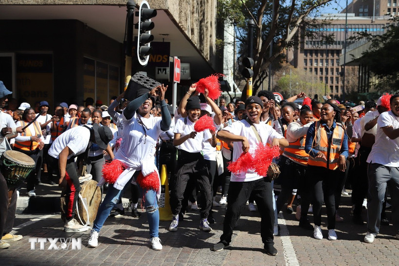 Hàng ngàn người đăng ký tham gia nhảy múa và cùng diễu hành qua trung tâm thành phố dọc theo con phố dài 1,5 km tại Quảng trường Gandhi. (Ảnh: Hồng Minh/TTXVN)