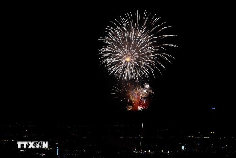 Bắn pháo hoa trên quảng trường Sun Carnival. (Ảnh: Đức Hiếu/TTXVN)