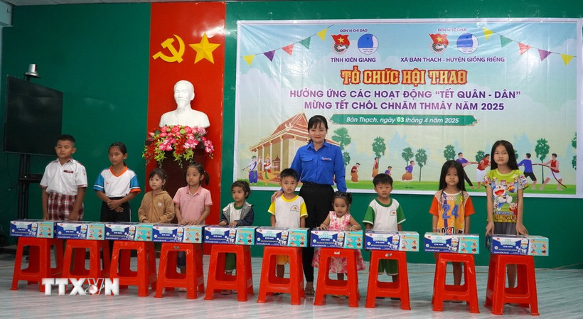 Ban tổ chức tặng quà cho trẻ em Khmer có hoàn cảnh khó khăn. (Ảnh: Văn Sĩ/TTXVN)