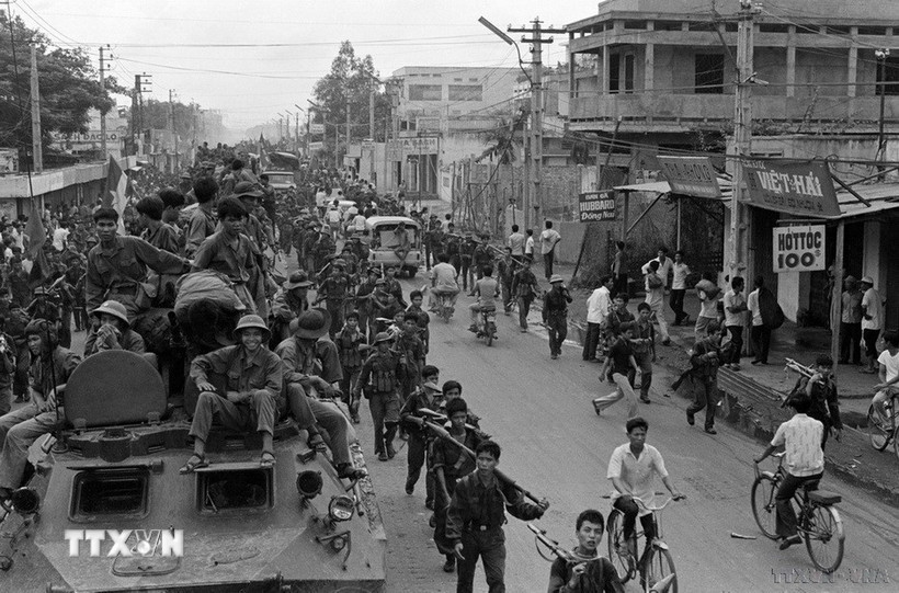 Quân giải phóng tiến vào ngã tư Bảy Hiền (Sài Gòn). Ảnh: Quang Khanh - TTXVN