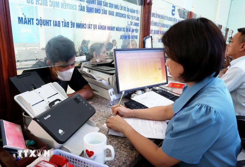 Cán bộ, công chức, viên chức trong năm trước liền kề hoặc năm xét tinh giản biên chế bị xếp loại không hoàn thành nhiệm vụ sẽ bị tinh giản biên chế. (Ảnh minh hoạ: Hồng Đạt/TTXVN)