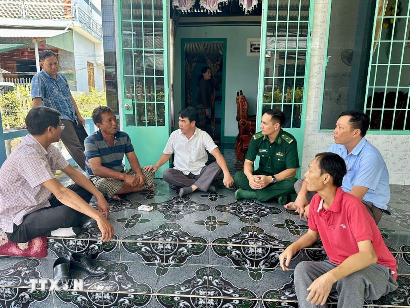 Lãnh đạo địa phương và lực lượng biên phòng thăm hỏi ngư dân vừa được cứu. (Ảnh: TTXVN phát)