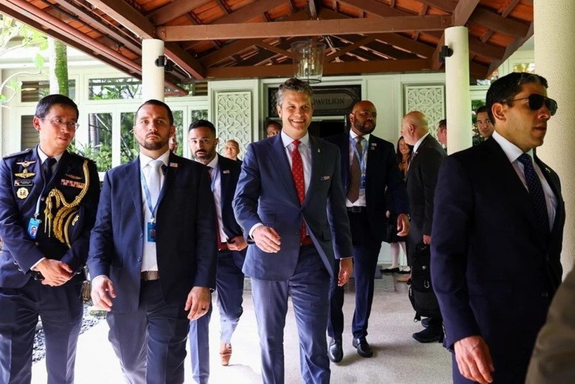 Bộ trưởng Quốc phòng Mỹ Pete Hegseth rời đi sau cuộc họp song phương bên lề Đối thoại Shangri-La ngày 30/5. (Ảnh: Reuters)