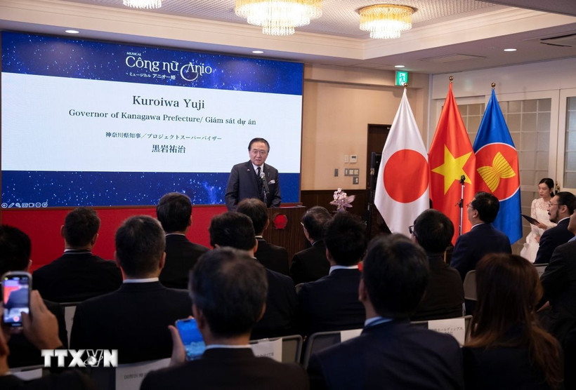 Thống đốc tỉnh Kanagawa - Kuroiwa Yuji với vai trò là Giám sát cấp cao chia sẻ về dự án nhạc kịch. (Ảnh: Xuân Giao/TTXVN)