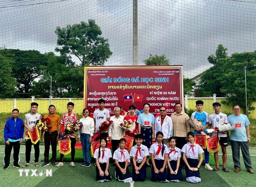 Đại biểu chụp ảnh lưu niệm với học sinh tham dự giải. (Ảnh: Đỗ Bá Thành/TTXVN)
