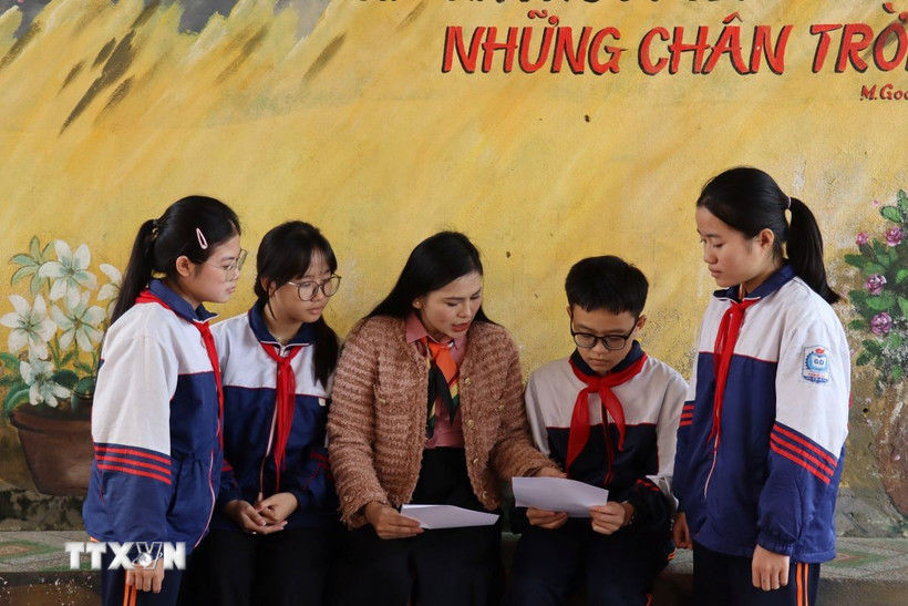 Cô Thùy Diễm tập lẩy Kiều cho học sinh trong giờ giải lao. (Ảnh: Hoàng Ngà/TTXVN)