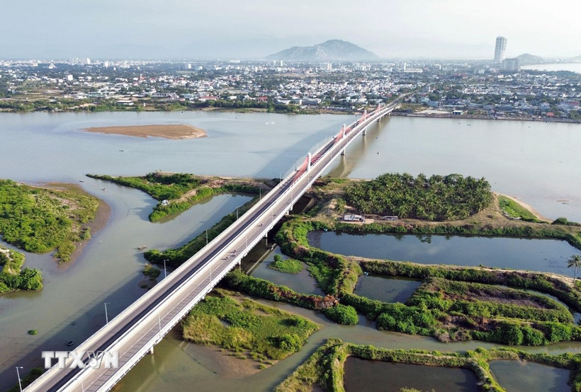 Cầu An Đông có chiều dài hơn 1 km bắc qua sông Dinh tạo kết nối giao thông với đường ven biển ở các địa phương khu vực phía Nam, phía Bắc của tỉnh Ninh Thuận với Quốc lộ 1 đi các tỉnh trong khu vực. (Ảnh: Công Thử/TTXVN)
