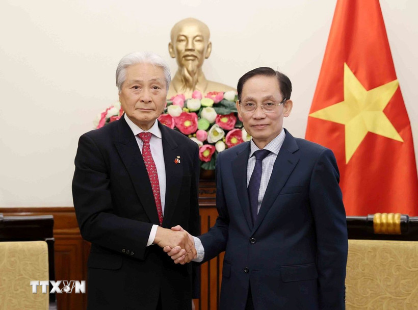 Bộ trưởng Ngoại giao Lê Hoài Trung tiếp Thống đốc tỉnh Tochigi (Nhật Bản) Fukuda Tomikazu. (Ảnh: An Đăng/TTXVN) 