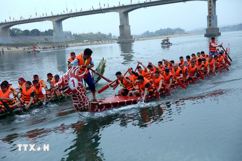 Những màn tranh tài quyết liệt tại Hội đua thuyền trên sông Lô Xuân Ất Tỵ 2025. (Ảnh: Quang Cường/TTXVN)