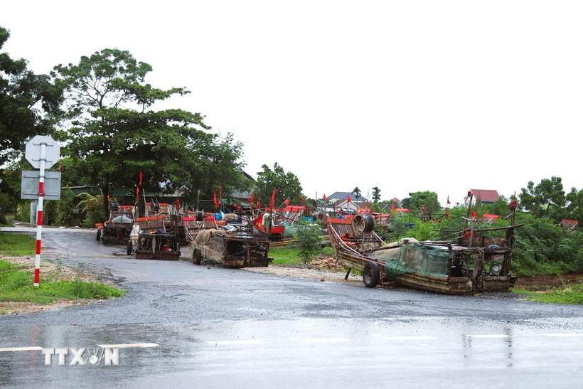 Bè mảng của ngư dân làng biển Thái Thịnh (xã Hải Châu, tỉnh Nghệ An) đã được kéo qua đê biển, lên khu vực cao trong làng biển để tránh trú bão. (Ảnh: Xuân Tiến/TTXVN)