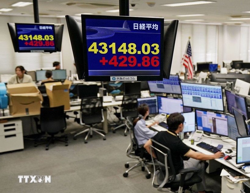 Bảng chỉ số chứng khoán tại Tokyo, Nhật Bản, ngày 13/8/2025. (Ảnh: Kyodo/TTXVN)