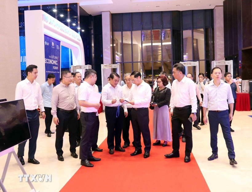 Phó Thủ tướng Bùi Thanh Sơn kiểm tra tại địa điểm tổ chức các sự kiện chính của Diễn đàn Kinh tế mùa Thu 2025. (Ảnh: Xuân Khu/TTXVN)