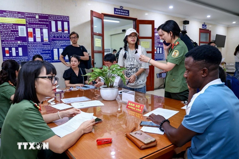 Người nước ngoài được cấp tài khoản định danh điện tử mức 2 nhanh chóng, thuận tiện. (Ảnh: Hùng Mạnh/TTXVN) 