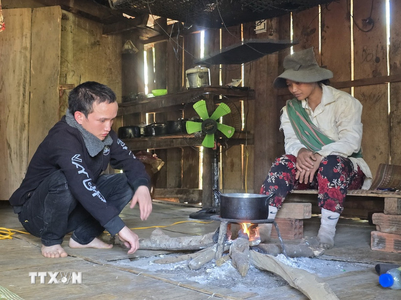 Anh A Nhanh (trái) ở xã Đăk Na (huyện Tu Mơ Rông, tỉnh Kon Tum) được giải cứu và trở về nhà sau khi bị lừa sang Campuchia với chiêu trò “việc nhẹ, lương cao.” (Ảnh: Khoa Chương/TTXVN)