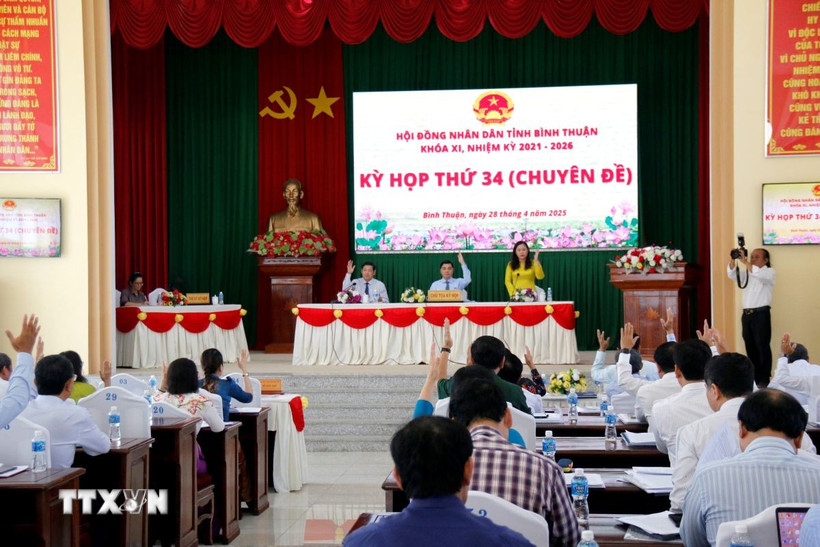 Đại biểu Hội đồng Nhân dân tỉnh Bình Thuận biểu quyết thông qua các Nghị quyết tại kỳ họp. (Ảnh: Nguyễn Thanh/TTXVN)