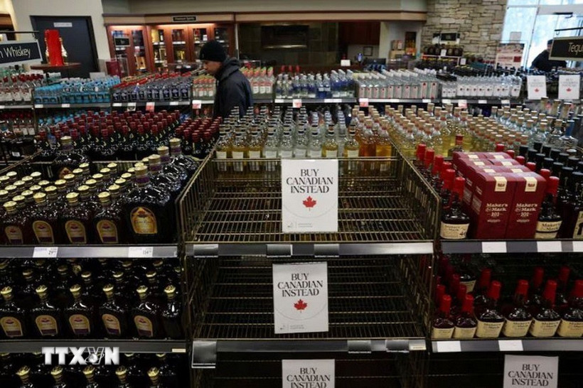 Kệ hàng bán rượu sản xuất tại Mỹ trống trơn tại siêu thị ở Vancouver, British Columbia, Canada ngày 2/2/2025. (Ảnh: REUTERS/TTXVN)