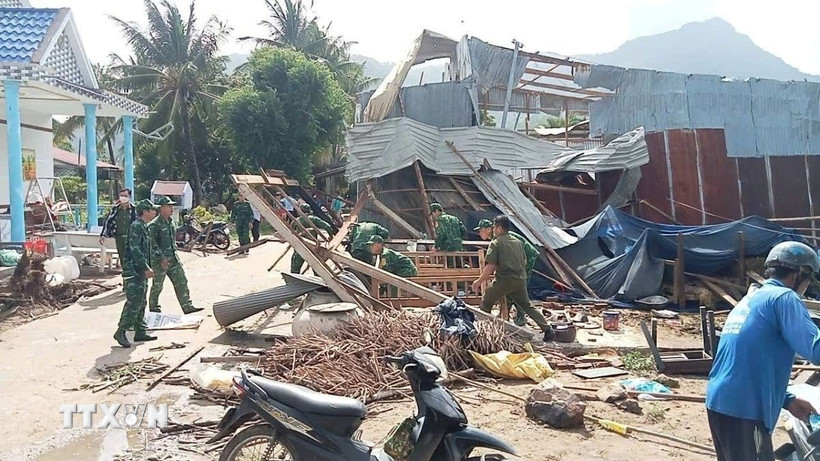 Một căn nhà của người dân xã Ba Chúc, tỉnh An Giang bị thiệt hại nặng do lốc xoáy. (Ảnh: TTXVN phát)