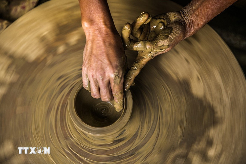 Công đoạn nặn, vuốt tạo hình sản phẩm gốm Bát Tràng luôn là công đoạn khó nhất, phải được thực hiện từ những thợ lành nghề với đôi tay khéo léo. (Ảnh: Trọng Đạt/TTXVN)