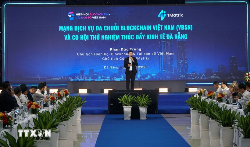 Ông Phan Đức Trung, Chủ tịch Hiệp hội Blockchain và Tài sản số Việt Nam, trình bày tham luận tại sự kiện. (Ảnh: Quốc Dũng/TTXVN)