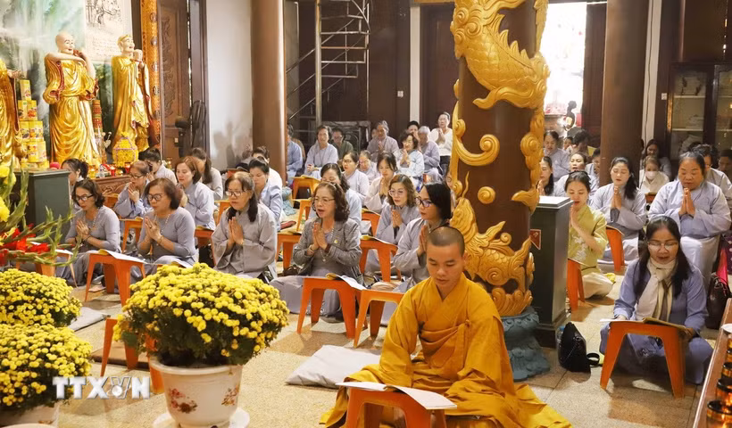 Các Phật tử thực hiện nghi lễ cầu an, tụng kinh, niệm Phật tại buổi lễ Thượng nguyên. (Ảnh: Xuân Tú/TTXVN)