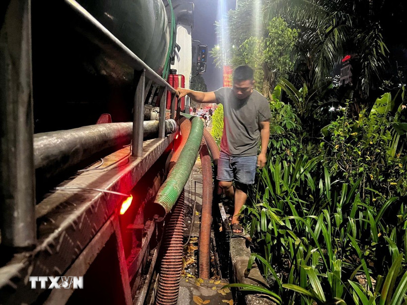 Hành vi xả thải trái phép này đi ngược lại chủ trương quyết liệt của thành phố Hà Nội trong việc làm sạch sông Tô Lịch. (Ảnh: TTXVN phát) 