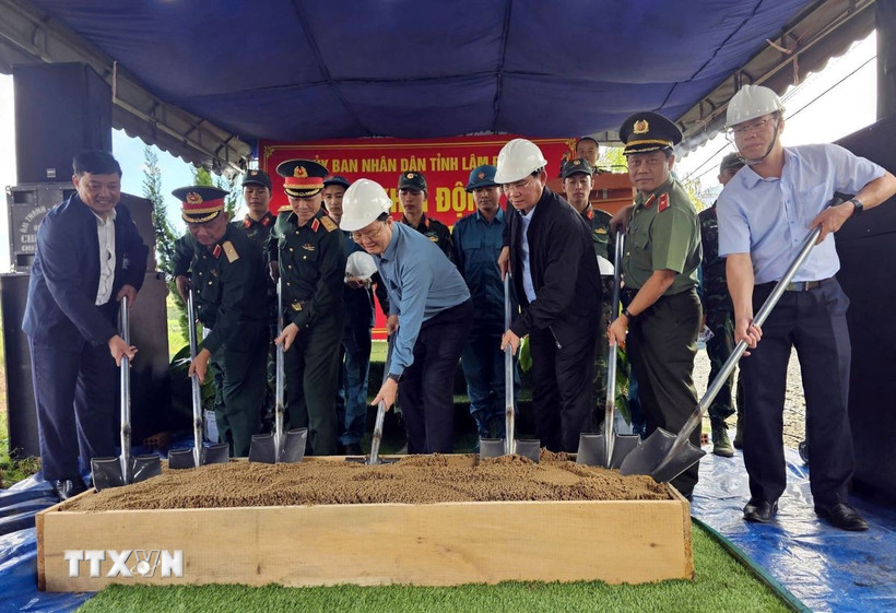 Phó Thủ tướng Mai Văn Chính thực hiện nghi thức khởi công xây dựng nhà cho các nạn nhân thiên tai Lâm Đồng. (Ảnh: TTXVN phát)