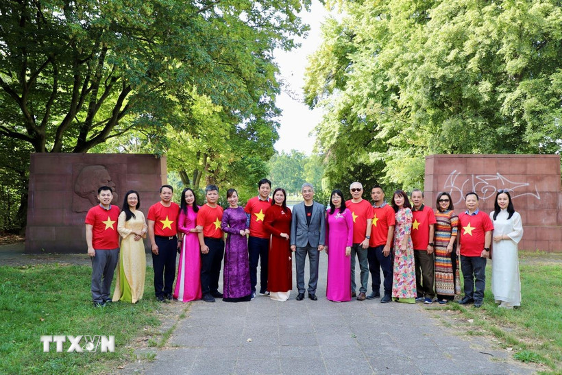 Đại sứ Tiến cử Nguyễn Đắc Thành cùng đại biểu và đảng viên chụp ảnh lưu niệm trước tượng đài Karl Marx tại Berlin. (Ảnh: Phương Hoa/TTXVN)