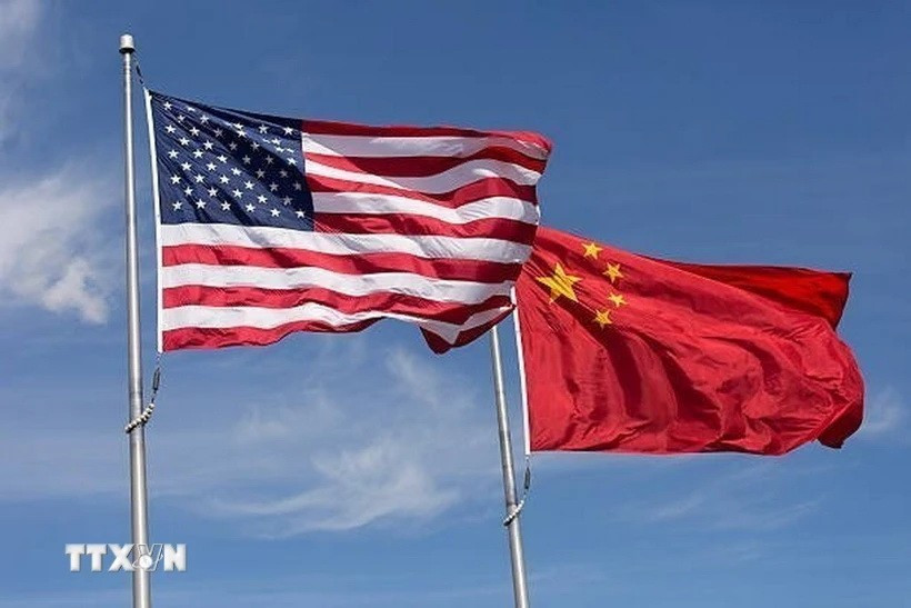 Quốc kỳ Mỹ (trái) và quốc kỳ Trung Quốc. (Ảnh: IRNA/TTXVN)