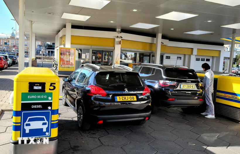 Bơm xăng cho phương tiện tại trạm xăng ở La Hay, Hà Lan. (Ảnh: THX/TTXVN)