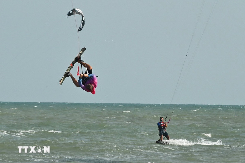 Lướt ván diều ở biển Mũi Né. (Nguồn: TTXVN)