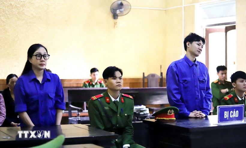 Bị cáo Bùi Duy Hiếu và Triệu Thanh Tuyền tại phiên tòa. (Ảnh: TTXVN phát)