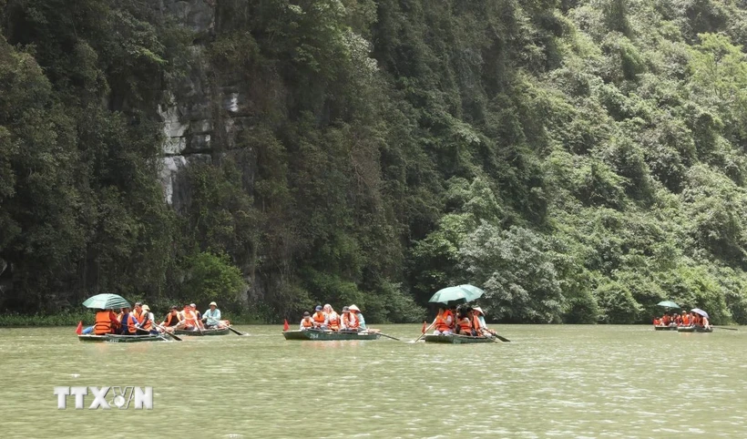 Du khách tham quan Khu du lịch sinh thái Tràng An, Ninh Bình. (Ảnh: Đức Phương/TTXVN) Du khách tham quan Khu du lịch sinh thái Tràng An, Ninh Bình. (Ảnh: Đức Phương/TTXVN)