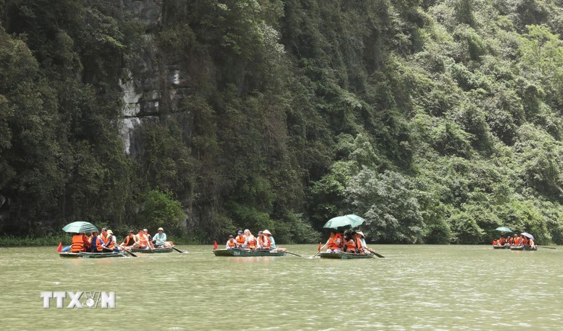 Du khách tham quan Khu du lịch sinh thái Tràng An, Ninh Bình. (Ảnh: Đức Phương/TTXVN)