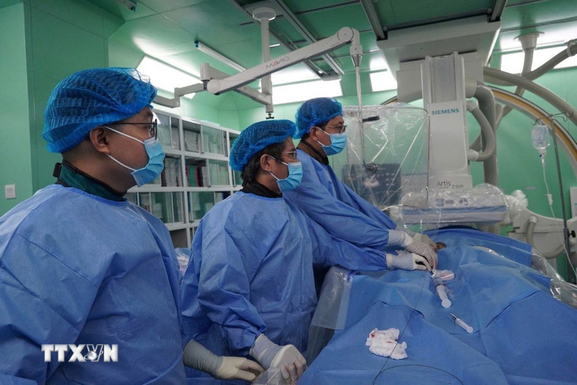 Ê kíp các bác sỹ can thiệp cứu sống bệnh nhân. (Ảnh: TTXVN phát)