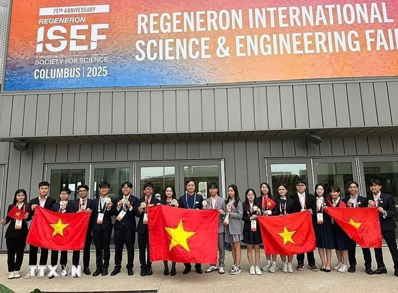 Học sinh Việt Nam đã ghi dấu ấn lịch sử khi giành thành tích cao nhất từ trước đến nay, với 2 giải Nhì, 1 giải Ba, 3 giải Tư và 4 giải Đặc biệt từ các nhà tài trợ. (Ảnh: TTXVN phát) Học sinh Việt Nam đã ghi dấu ấn lịch sử khi giành thành tích cao nhất từ trước đến nay, với 2 giải Nhì, 1 giải Ba, 3 giải Tư và 4 giải Đặc biệt từ các nhà tài trợ. (Ảnh: TTXVN phát)