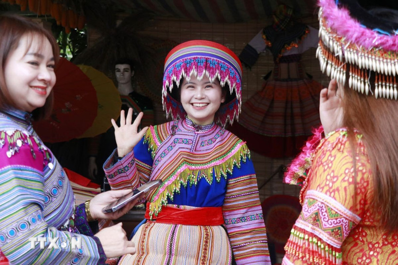 Đồng bào dân tộc Mông. (Ảnh: Đinh Thùy/TTXVN)