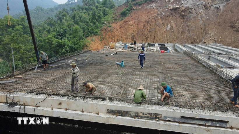 Công nhân thi công xuyên lễ tại công trường thuộc dự án cao tốc Tuyên Quang-Hà Giang (giai đoạn 1). (Ảnh: Hoàng Hải/TTXVN) 