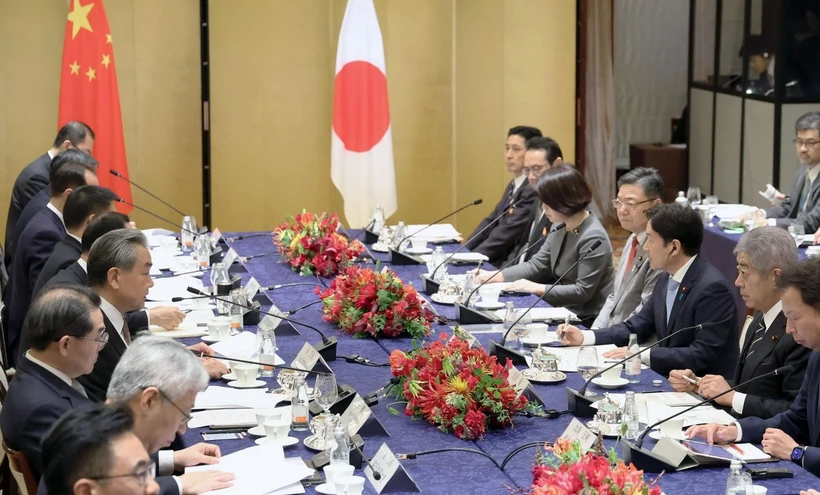 Le ministre japonais des Affaires étrangères Takeshi Iwaya (2e à droite) et son homologue chinois Wang Yi (4e à gauche) lors d'un dialogue à Tokyo, le 22 mars 2025. (Photo : Kyodo/VNA)