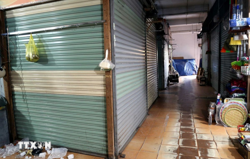 Các kiốt kinh doanh tại chợ Đồng Hới đóng cửa ảnh hưởng đến nhu cầu mua sắm của người dân, du khách. (Ảnh: Tá Chuyên/TTXVN)